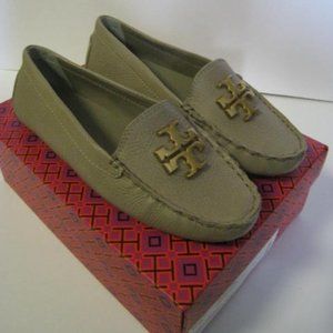 NWT Tory Burch - Everly Driver Tumbled Leather French Gray/Rolled Brass - Size 8